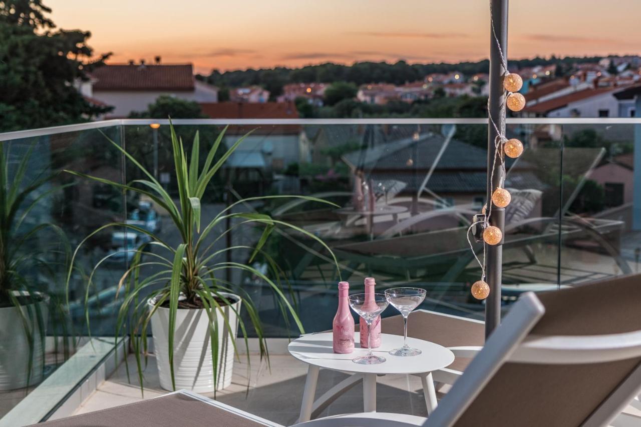 Villa Elena Deluxe Mit Whirlpool Und Beheiztem Pool Am Meer Und Wunderschoenen Blick Auf Die Brijuni Inseln Fažana Exterior foto