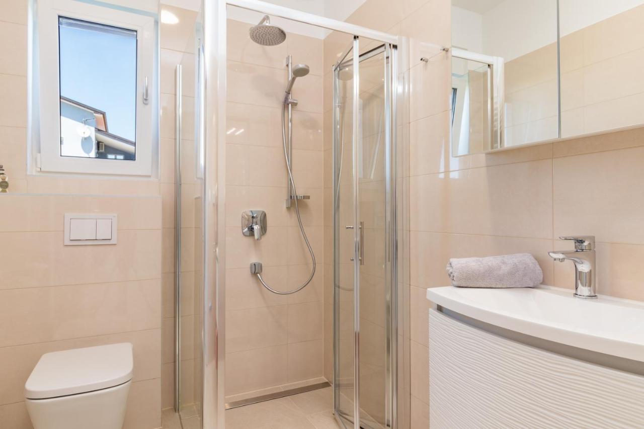 Villa Elena Deluxe Mit Whirlpool Und Beheiztem Pool Am Meer Und Wunderschoenen Blick Auf Die Brijuni Inseln Fažana Exterior foto