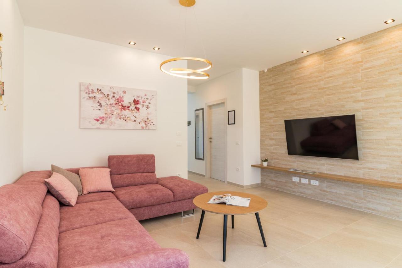Villa Elena Deluxe Mit Whirlpool Und Beheiztem Pool Am Meer Und Wunderschoenen Blick Auf Die Brijuni Inseln Fažana Exterior foto