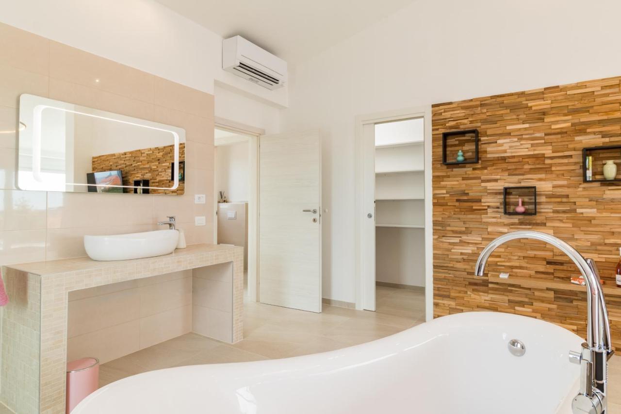 Villa Elena Deluxe Mit Whirlpool Und Beheiztem Pool Am Meer Und Wunderschoenen Blick Auf Die Brijuni Inseln Fažana Exterior foto