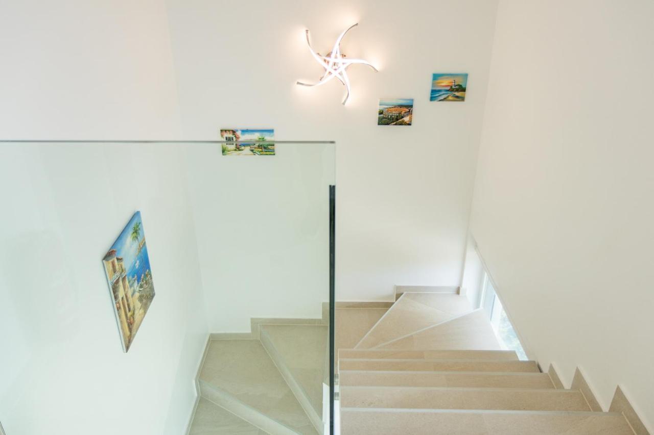 Villa Elena Deluxe Mit Whirlpool Und Beheiztem Pool Am Meer Und Wunderschoenen Blick Auf Die Brijuni Inseln Fažana Exterior foto