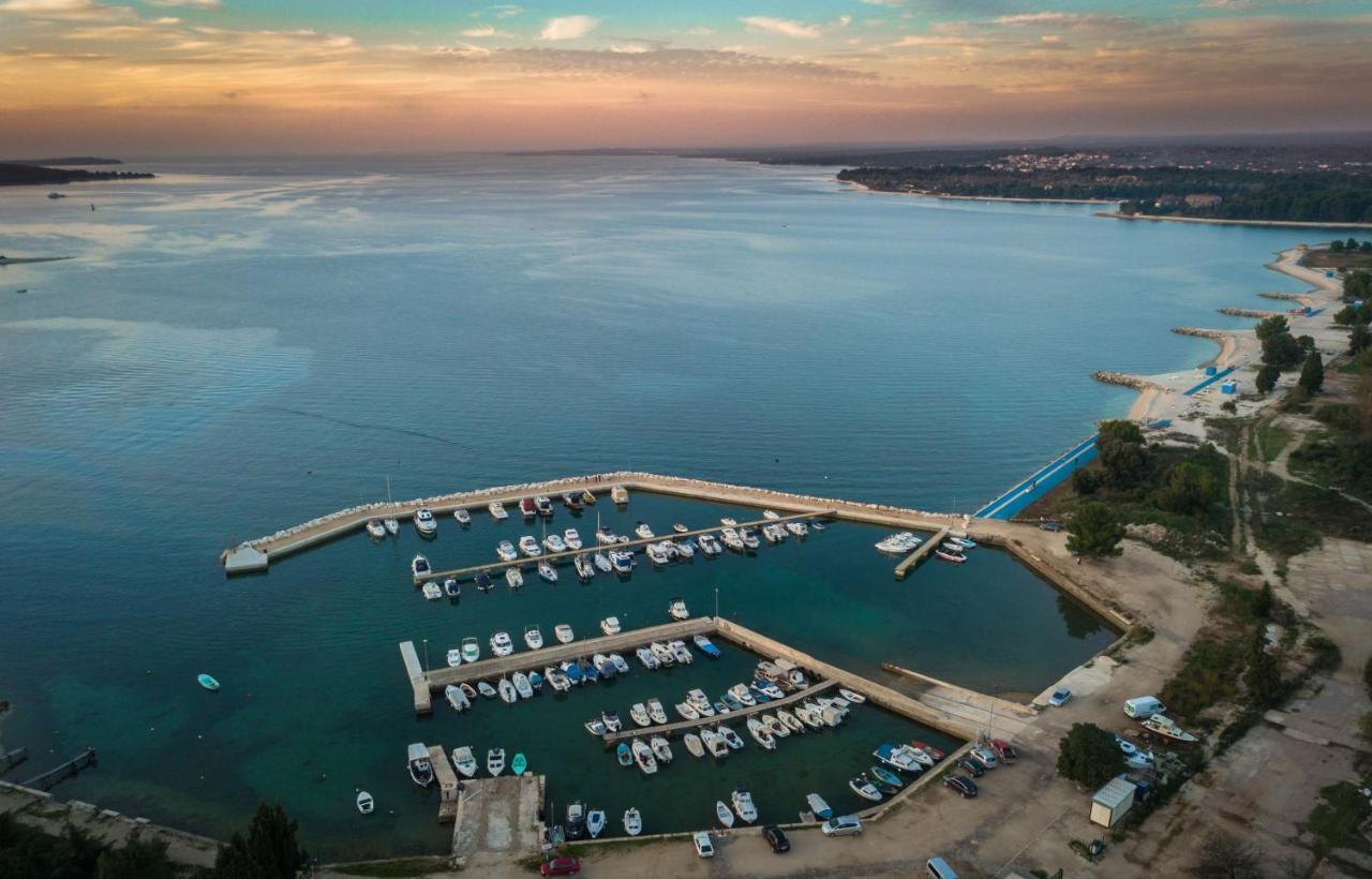 Villa Elena Deluxe Mit Whirlpool Und Beheiztem Pool Am Meer Und Wunderschoenen Blick Auf Die Brijuni Inseln Fažana Exterior foto